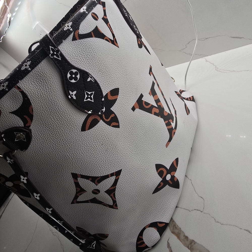 Black and White Designer LIKE Tote Bag Not Neverful But As Style Medium Good LV